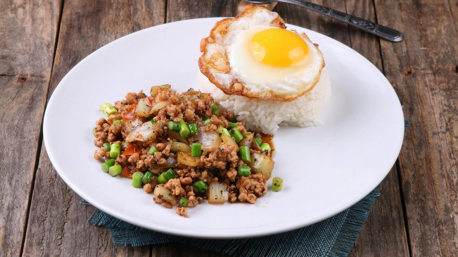 5 Resep Olahan Daging Giling yang Praktis, Enak, dan Nggak Bikin Bosan 9 hipwee-Olahan daging giling pad kra pao