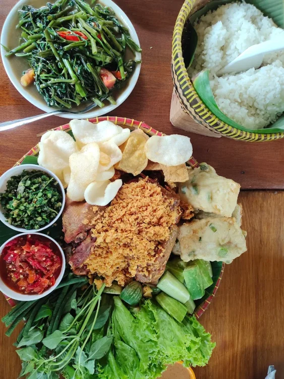 hipwee-Resto keluarga di Bekasi Resto Saung Wulan