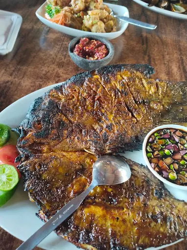 hipwee-Resto keluarga di Bogor DeLeuit Sensasi Nasi Jambal