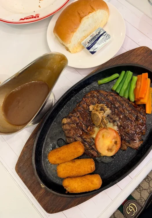 hipwee-Resto keluarga di Surabaya Boncafe Manyar Kertoarjo