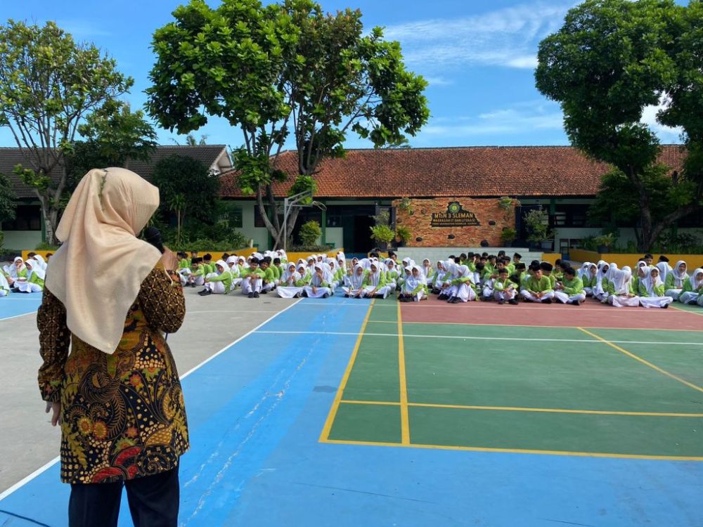 5 Contoh Sambutan Perpisahan Purna Tugas Guru yang Bikin Acara Pelepasan Lebih Berkesan 8 hipwee-Contoh Sambutan Perpisahan Purna Tugas Guru