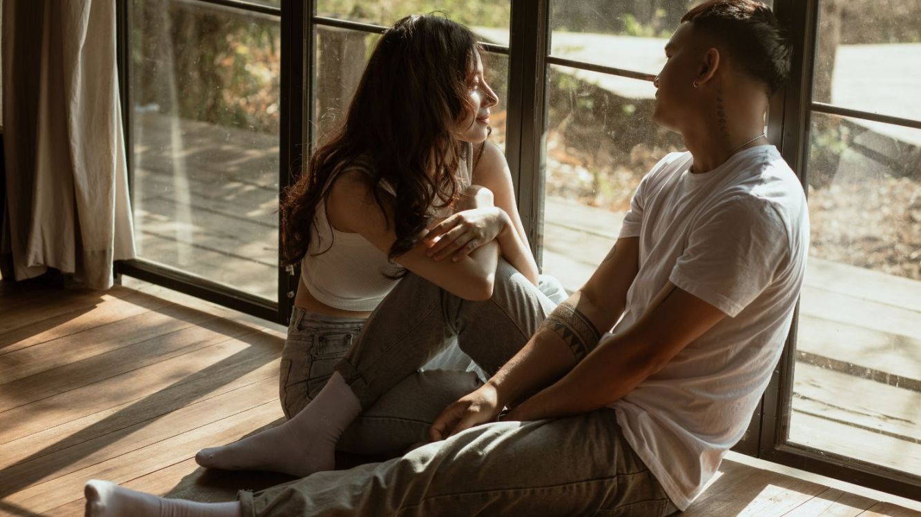 7 Tanda Situationship Ini Bikin Kamu Bertanya: Nyaman Tanpa Status, atau Cuma Nyaman Bohongi Diri Sendiri? 10 hipwee-Situationship