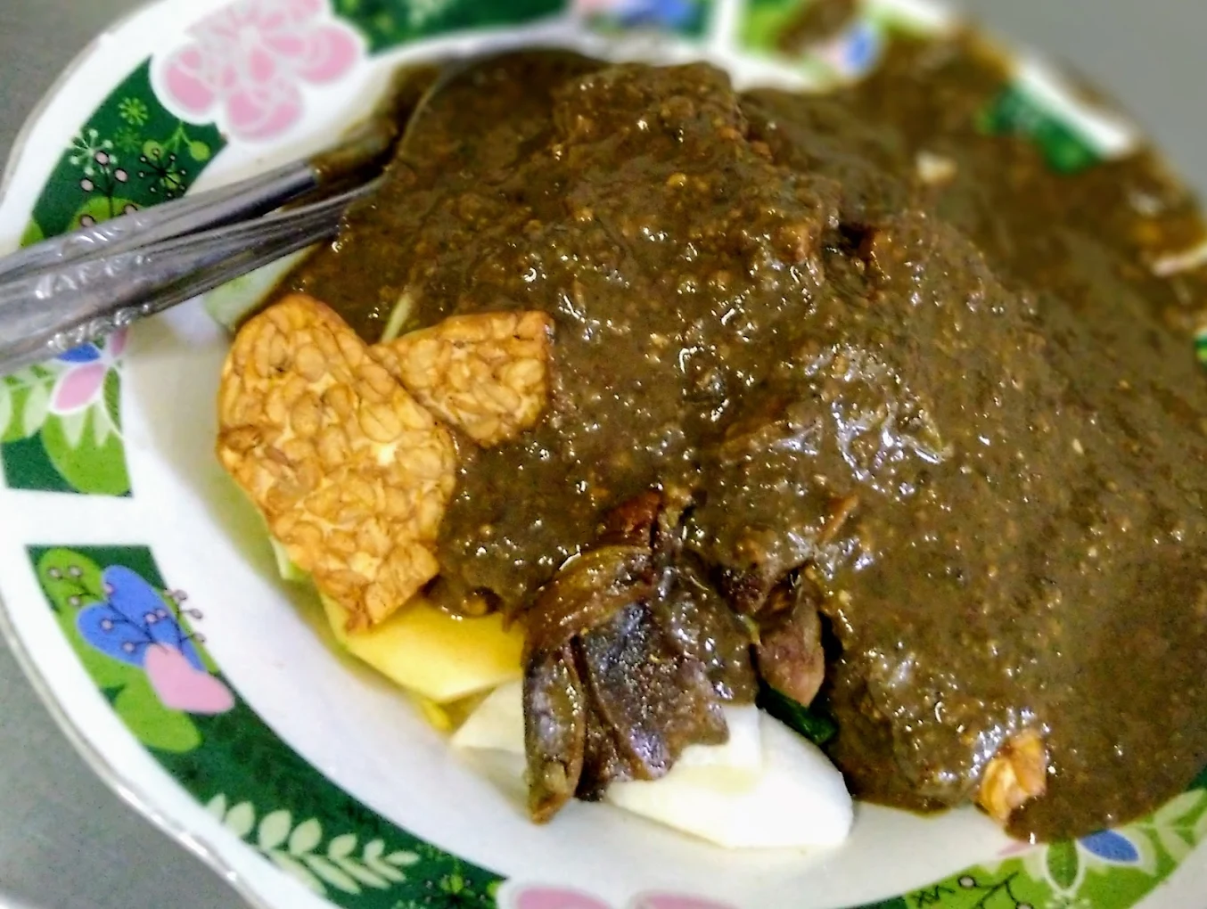 hipwee-Tempat makan di Surabaya Achmad Jais Rujak Cingur