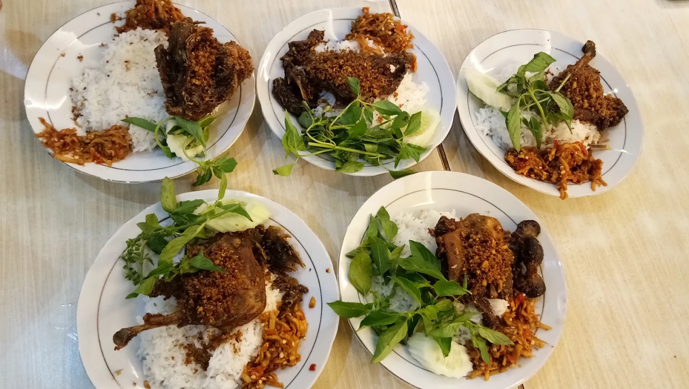 hipwee-Tempat makan di Surabaya Bebek Sinjay Tidar