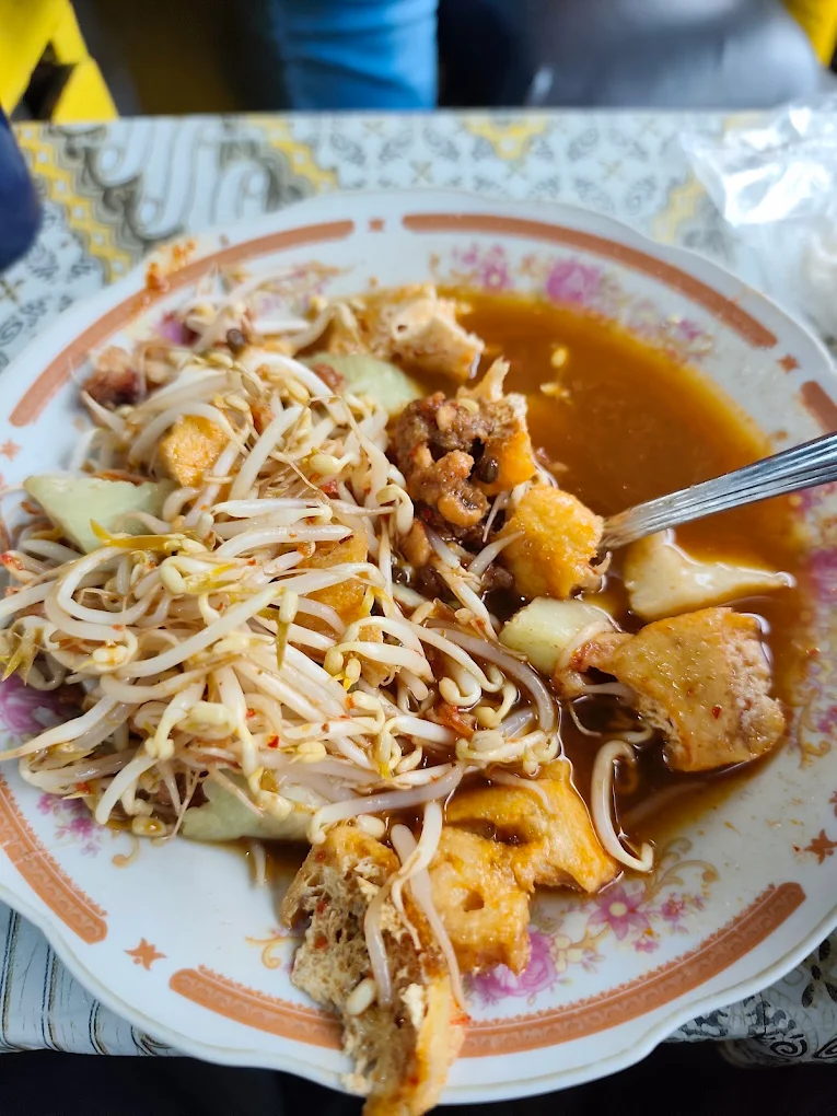 hipwee-Tempat makan di Surabaya Lontong Balap Garuda Pak Gendut