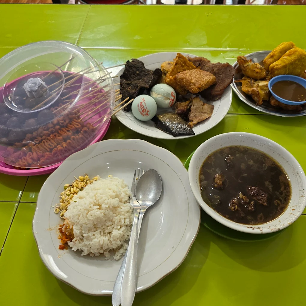 hipwee-Tempat makan di Surabaya Rawon Setan Embong Malang