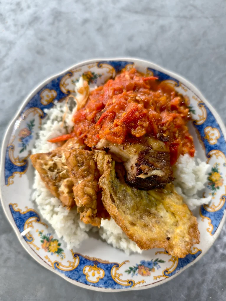 hipwee-Tempat makan di Surabaya Sego Sambel Mak Yeye