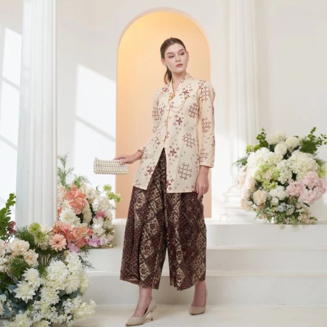 9 Inspirasi Baju Kartini Modern yang Stylish dan Bisa Langsung Kamu Tiru! 10