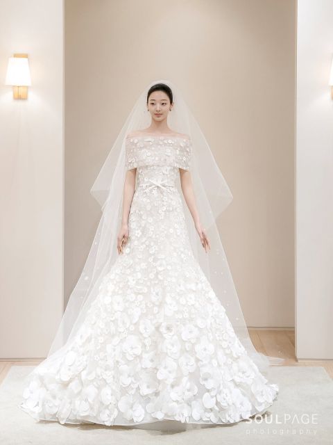 10 Inspirasi Gaun Pengantin Korea yang Bikin Kamu Seperti Princess! 18