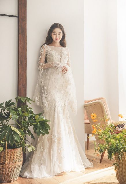 10 Inspirasi Gaun Pengantin Korea yang Bikin Kamu Seperti Princess! 20