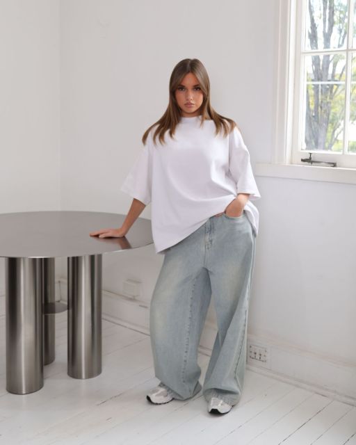8 Outfit ke Mall Wanita yang Stylish, Tapi Super Nyaman! 9 boxy t- shirt putih + wide-leg jeans