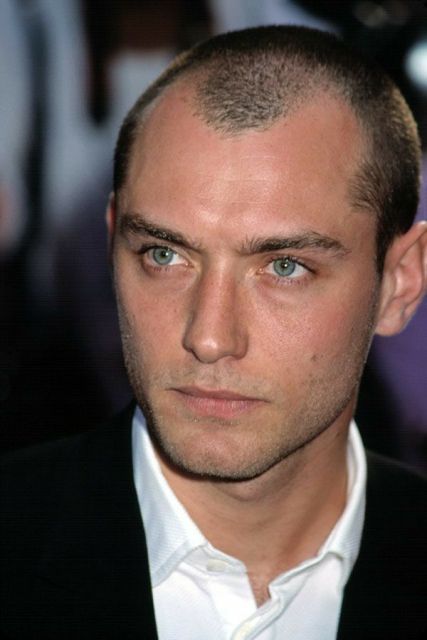 8 Gaya Rambut Pria Botak Depan Agar Tetap Kece dan Pede! 9 buzz cut receding hairline men
