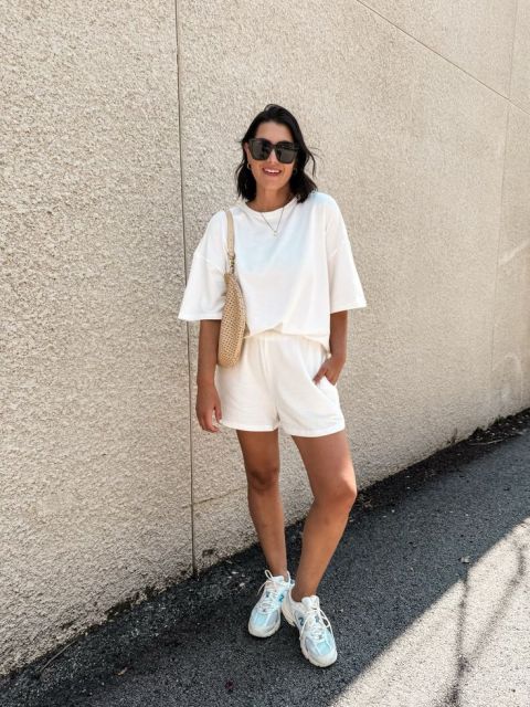 8 Outfit ke Mall Wanita yang Stylish, Tapi Super Nyaman! 14 co-ord set minimalis + sneakers