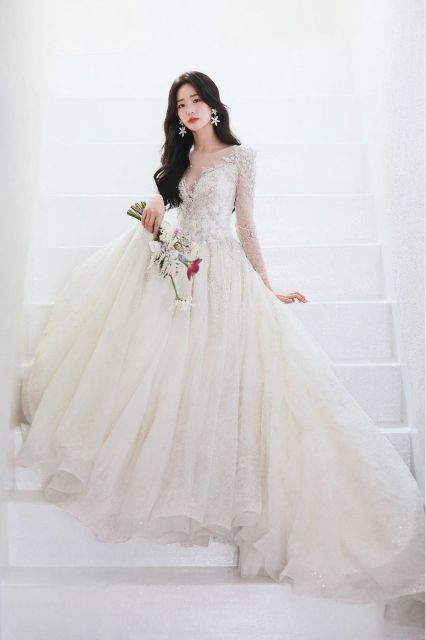 10 Inspirasi Gaun Pengantin Korea yang Bikin Kamu Seperti Princess! 16