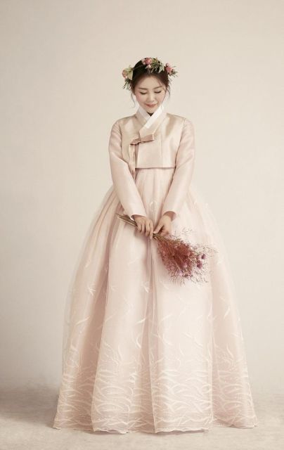 10 Inspirasi Gaun Pengantin Korea yang Bikin Kamu Seperti Princess! 15