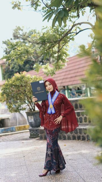 10 OOTD Kebaya Wisuda Hijab yang Modern dan Instagram-Worthy 19