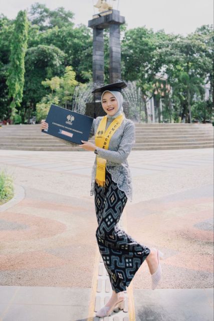 10 OOTD Kebaya Wisuda Hijab yang Modern dan Instagram-Worthy 18