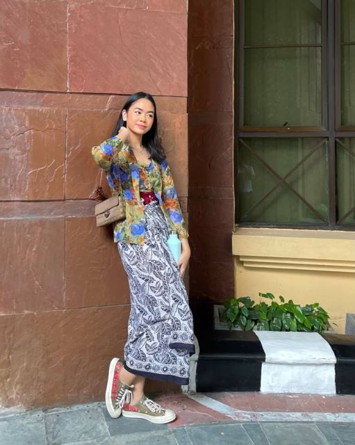9 Inspirasi Baju Kartini Modern yang Stylish dan Bisa Langsung Kamu Tiru! 17