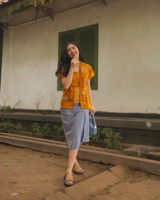 9 Inspirasi Baju Kartini Modern yang Stylish dan Bisa Langsung Kamu Tiru! 18
