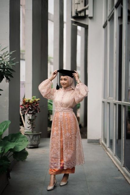 10 OOTD Kebaya Wisuda Hijab yang Modern dan Instagram-Worthy 15
