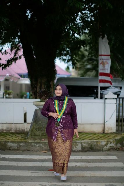 10 OOTD Kebaya Wisuda Hijab yang Modern dan Instagram-Worthy 20