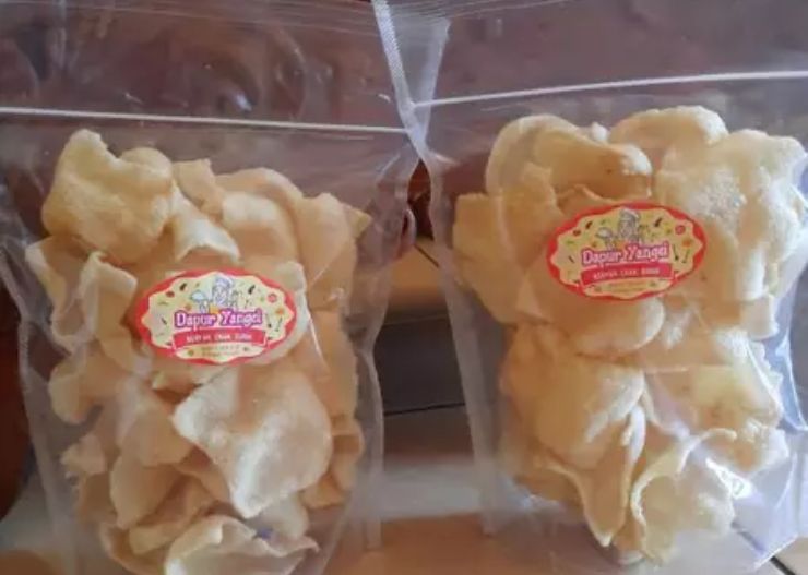12 Oleh-Oleh Khas Banyuwangi Populer yang Worth It Dibeli 22 kerupuk cumi banyuwangi