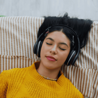 13 Rekomendasi Lagu Santai yang Enak Didengar, Bikin Harimu Lebih Chill!