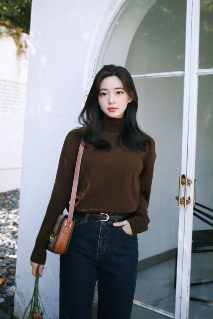 8 Outfit Earth Tone Wanita Buat Tampil Aesthetic Tanpa Ribet 14 mocha brown turtleneck