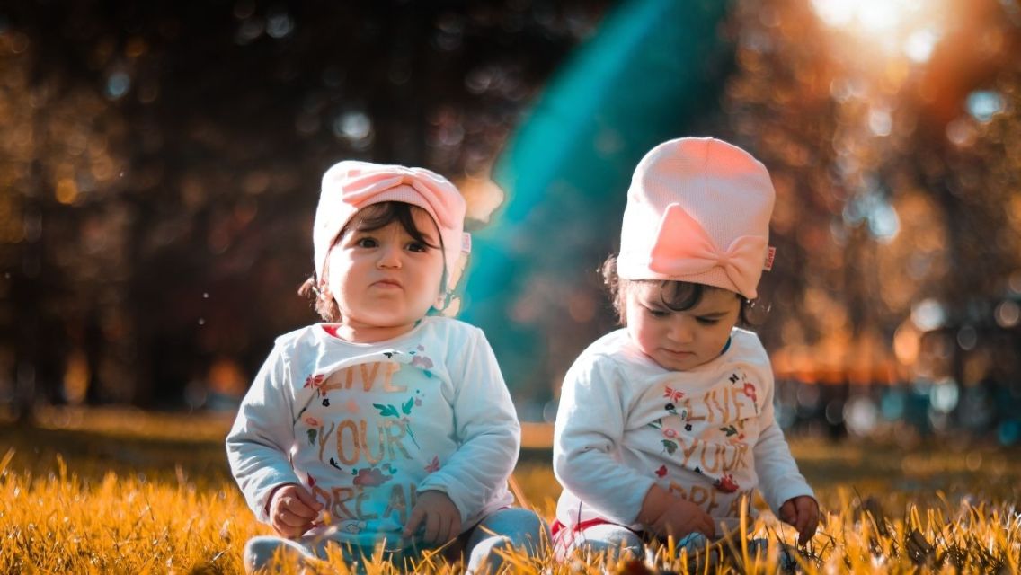110+ Ide Nama Anak Kembar Perempuan beserta Arti yang Indah dari Berbagai Bahasa 6