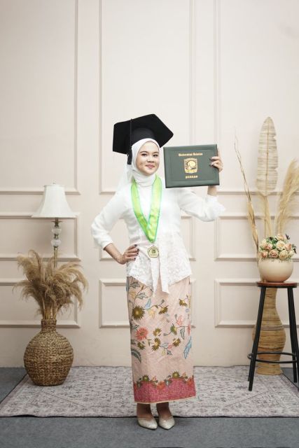 10 OOTD Kebaya Wisuda Hijab yang Modern dan Instagram-Worthy 14