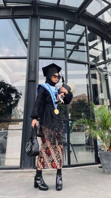 10 OOTD Kebaya Wisuda Hijab yang Modern dan Instagram-Worthy 13