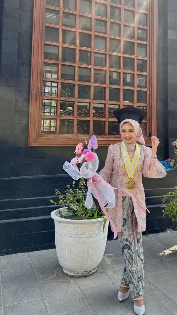 10 OOTD Kebaya Wisuda Hijab yang Modern dan Instagram-Worthy 17