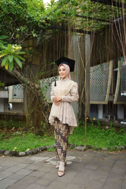 10 OOTD Kebaya Wisuda Hijab yang Modern dan Instagram-Worthy 12