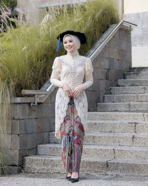 10 OOTD Kebaya Wisuda Hijab yang Modern dan Instagram-Worthy 11