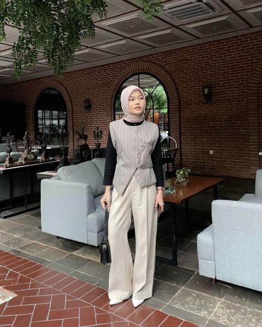 9 OOTD Vest Hijab yang Simpel tapi Stylish, Bikin Look Makin On Point! 13