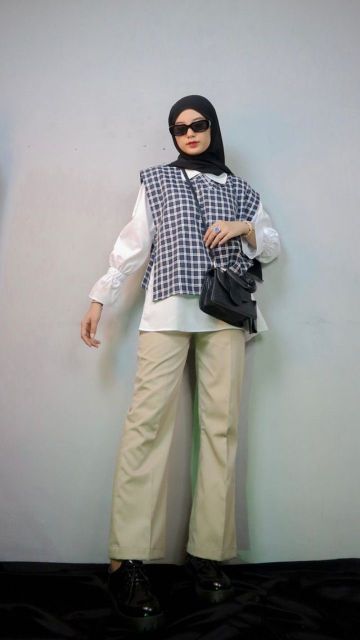 9 OOTD Vest Hijab yang Simpel tapi Stylish, Bikin Look Makin On Point! 17