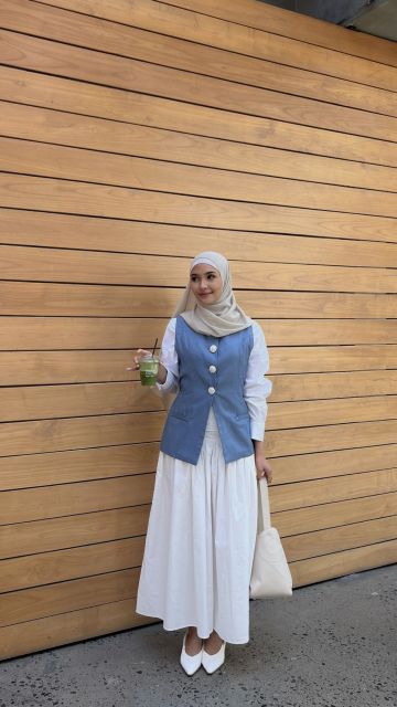 9 OOTD Vest Hijab yang Simpel tapi Stylish, Bikin Look Makin On Point! 15