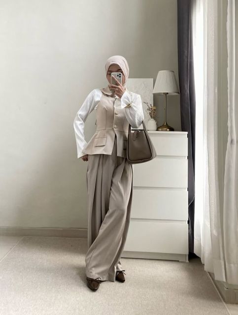9 OOTD Vest Hijab yang Simpel tapi Stylish, Bikin Look Makin On Point! 16