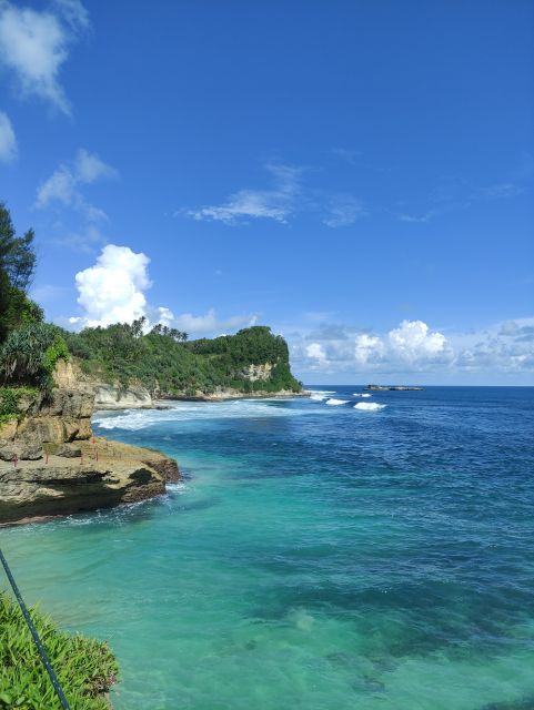 5 Pantai Terindah Dekat Kota Solo, Tiketnya Murah Banget! 10