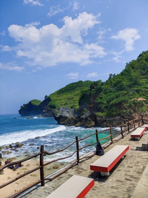 5 Pantai Terindah Dekat Kota Solo, Tiketnya Murah Banget! 6