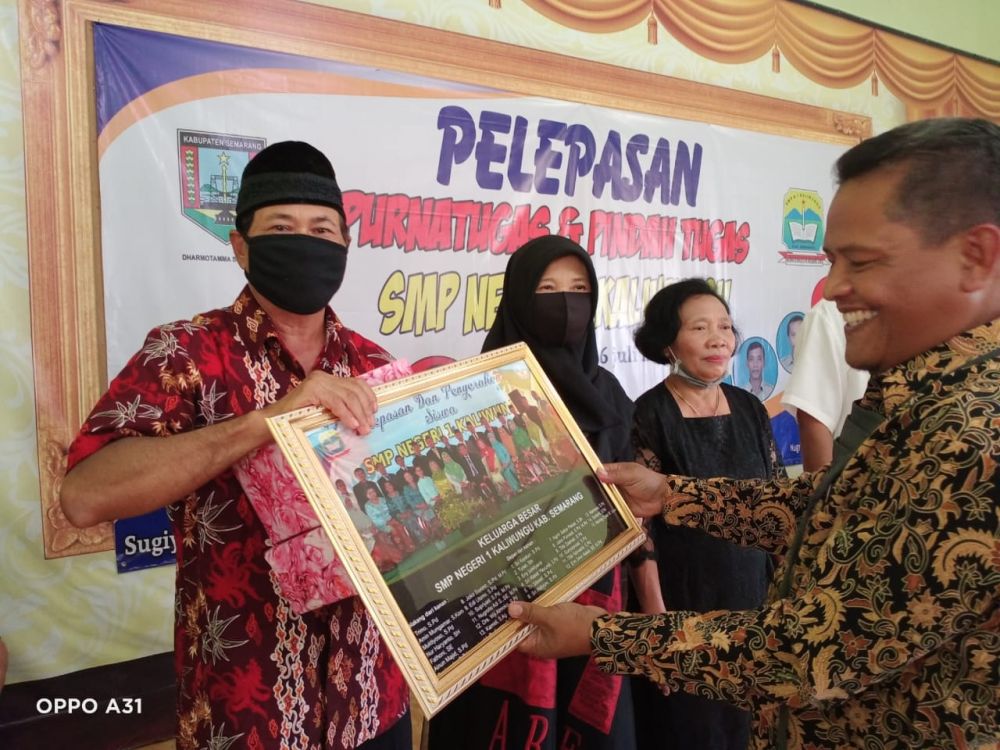 5 Contoh Sambutan Perpisahan Purna Tugas Guru yang Bikin Acara Pelepasan Lebih Berkesan 10 hipwee-pelepasan purnatugas dan pindah tugas