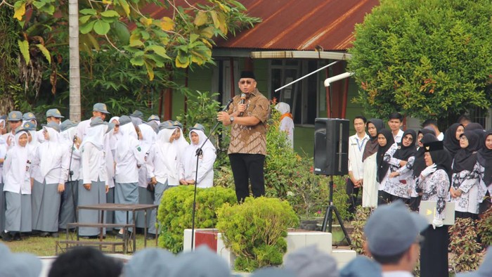 5 Contoh Sambutan Pembina Upacara Hari Senin yang Singkat dan Padat 10 hipwee-pembina upacara SMA