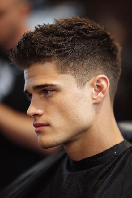 10 Model Gaya Rambut Pria Wajah Kotak yang Bikin Gantengmu Makin On Point! 15