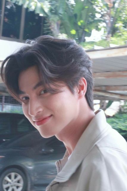 10 Gaya Rambut Pria Bentuk Wajah Oval yang Bikin Kegantenganmu Makin Sempurna! 20