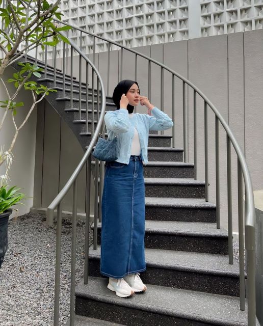 8 Outfit ke Mall Wanita yang Stylish, Tapi Super Nyaman! 15 rok denim panjang + fitted tee + cardigan pendek