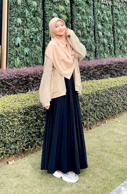 10 Style Hijab Syar'i dengan Rok yang Kece Abis, Auto Stylish Tapi Tetap Sopan! 11