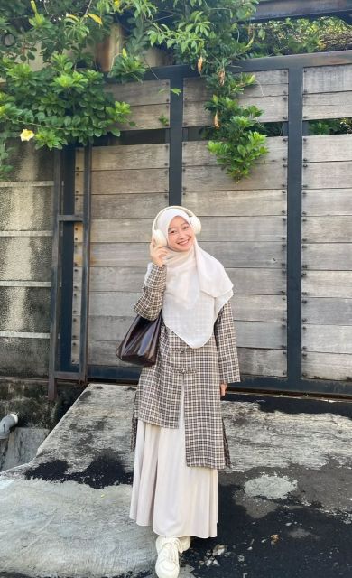 10 Style Hijab Syar'i dengan Rok yang Kece Abis, Auto Stylish Tapi Tetap Sopan! 15