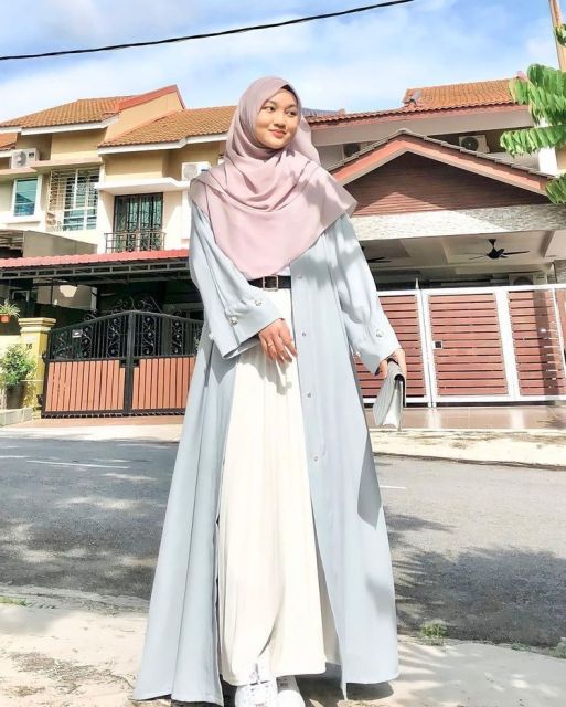 10 Style Hijab Syar'i dengan Rok yang Kece Abis, Auto Stylish Tapi Tetap Sopan! 17