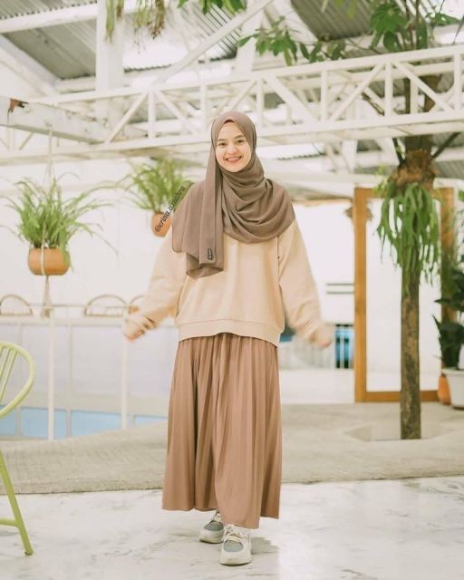 10 Style Hijab Syar'i dengan Rok yang Kece Abis, Auto Stylish Tapi Tetap Sopan! 18