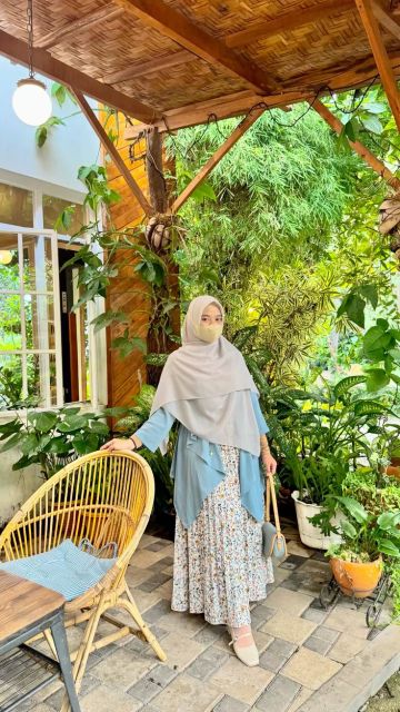 10 Style Hijab Syar'i dengan Rok yang Kece Abis, Auto Stylish Tapi Tetap Sopan! 16